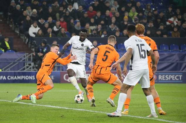 06 11 2024, xgrfx, Football UEFA Champions League, Shakhtar Donetsk Young Boys Bern emspor, v l Silvere Ganvoula Young Boys Bern , Valeryi Bondar Shakhtar Donetsk DFL DFB REGULATIONS PROHIBIT ANY USE OF PHOTOGRAPHS as IMAGE SEQUENCES and or QUASI VIDEO Gelsenkirchen