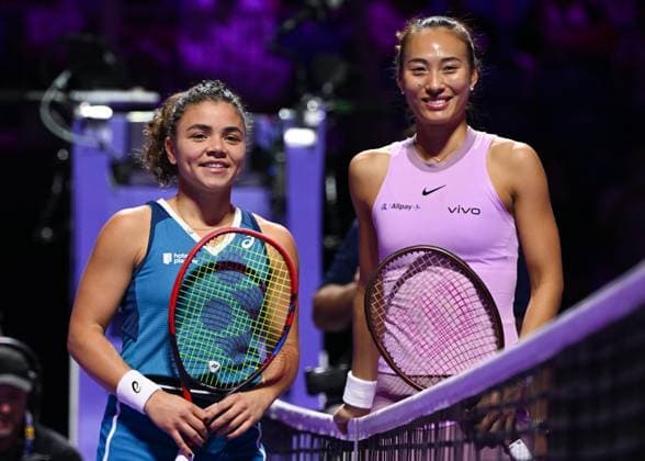 WTA, Tennis Damen Finals 2024 - Day 5 RIYADH, SAUDI ARABIA - NOVEMBER 06: Jasmine Paolini (L) of Italy and Quinwen Zheng (R) of China pose for a picture ahead of their match, on Day 5 of the 2024 WTA Finals, part of the Hologic WTA Tour, held at King Saud University Indoor Arena on November 06, 2024, in Riyadh, Saudi Arabia. Riyadh Saudi Arabia  Copyright: xArturxWidakx originalFilename:widak-wtafinal241106_npjb9.jpg