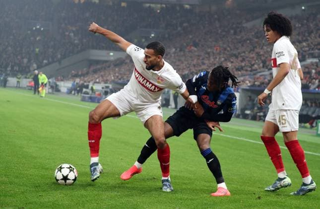 06 11 24 VfB Stuttgart Atalanta Bergamo Germany, Stuttgart, 06 11 2024, Football, UEFA Champions League, VfB Stuttgart Atalanta Bergamo v l Josha Vagnoman VfB Stuttgart , Ademola Lookman Atalanta Bergamo , Anrie Chase VfB Stuttgart