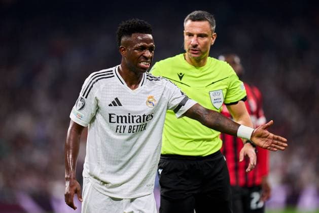 Vinicius Junior of Real Madrid CF and Referee Slavko Vincic Real Madrid v AC Milan, UEFA Champios League match, date 4. Football, Santiago Bernabeu Stadium, Madrid, Spain - 5 Nov 2024 Editorial use only  Copyright: xPressinphoto Shutterstockx 14869602dg