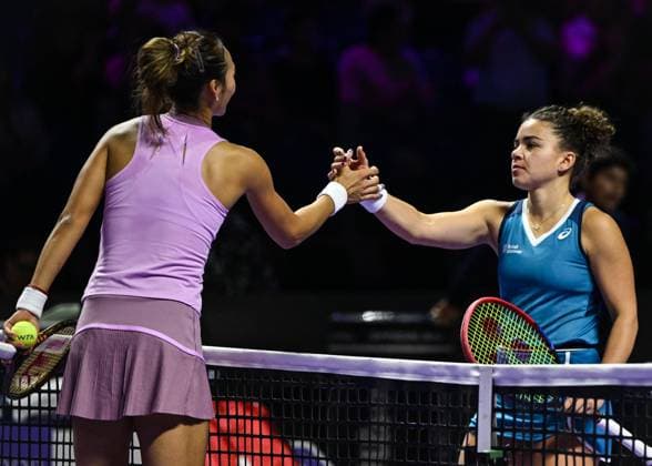 WTA, Tennis Damen Finals 2024 - Day 5 RIYADH, SAUDI ARABIA - NOVEMBER 06: Jasmine Paolini (R) of Italy congratulates Quinwen Zheng of China at the end of their match, on Day 5 of the 2024 WTA Finals, part of the Hologic WTA Tour, held at King Saud University Indoor Arena on November 06, 2024, in Riyadh, Saudi Arabia. Riyadh Saudi Arabia  Copyright: xArturxWidakx originalFilename:widak-wtafinal241106_npGMw.jpg