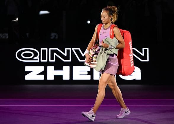 WTA, Tennis Damen Finals 2024 - Day 5 RIYADH, SAUDI ARABIA - NOVEMBER 06: Quinwen Zheng of China after her win against Jasmine Paolini of Italy, on Day 5 of the 2024 WTA Finals, part of the Hologic WTA Tour, held at King Saud University Indoor Arena on November 06, 2024, in Riyadh, Saudi Arabia. Riyadh Saudi Arabia  Copyright: xArturxWidakx originalFilename:widak-wtafinal241106_npGd0.jpg