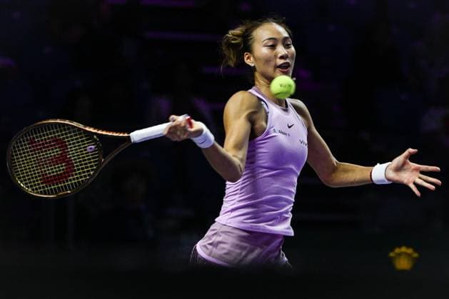 WTA, Tennis Damen Finals 2024 - Day 5 RIYADH, SAUDI ARABIA - NOVEMBER 06: Quinwen Zheng of China during her match against Jasmine Paolini of Italy, on Day 5 of the 2024 WTA Finals, part of the Hologic WTA Tour, held at King Saud University Indoor Arena on November 06, 2024, in Riyadh, Saudi Arabia. Riyadh Saudi Arabia  Copyright: xArturxWidakx originalFilename:widak-wtafinal241106_npSWh.jpg