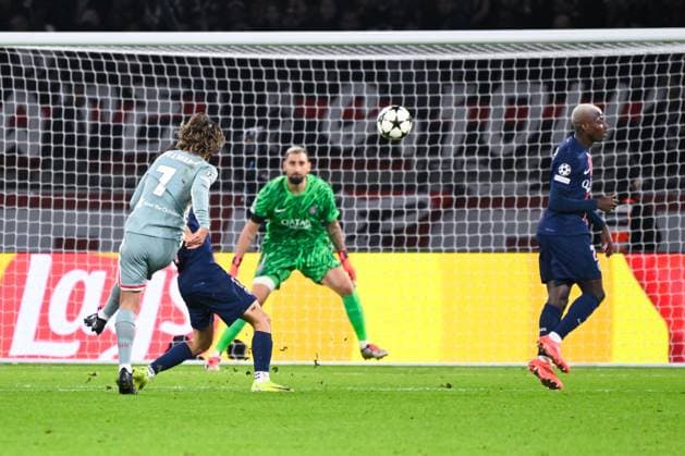 Antoine Griezmann ( 7 - Atletico de Madrid ) and Gianluigi Donnarumma ( 1 - PSG ) during the UEFA Champions League match between Paris Saint Germain and Atletico de Madrid at Parc Des Princes on November 06, 2024 in Paris, France. ( Photo by federico pestellini panoramic ) - FOOTBALL : PSG vs Atletico de Madrid - Ligue des Champions - 06 11 2024 FedericoPestellini Panoramic 