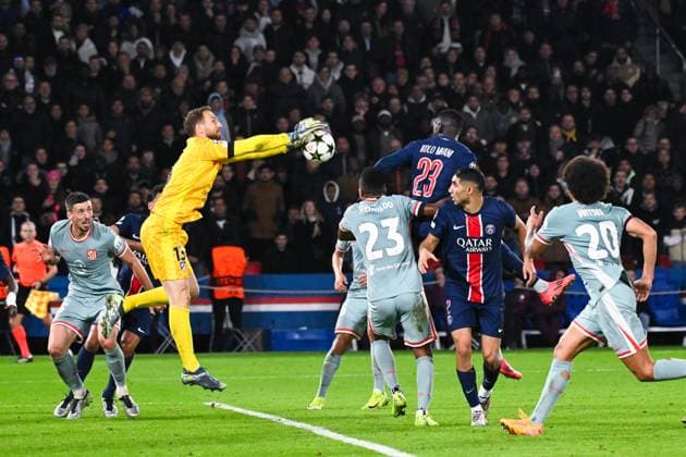 Jan Oblak ( 13 - Atletico de Madrid ) and Randal Kolo Muani ( 23 - PSG ) during the UEFA Champions League match between Paris Saint Germain and Atletico de Madrid at Parc Des Princes on November 06, 2024 in Paris, France. ( Photo by federico pestellini panoramic ) - FOOTBALL : PSG vs Atletico de Madrid - Ligue des Champions - 06 11 2024 FedericoPestellini Panoramic 