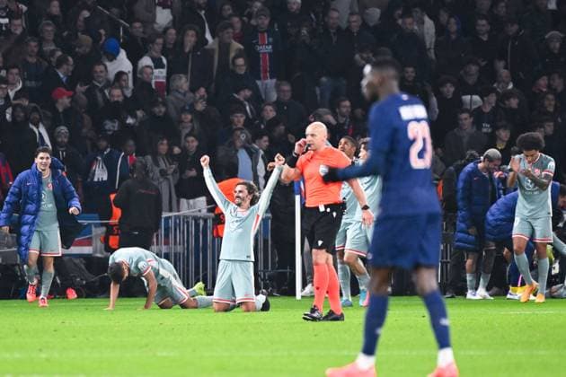 Antoine Griezmann ( 7 - Atletico de Madrid ) and Atletico de Madrid players celebrate their side s victory after the UEFA Champions League match between Paris Saint Germain and Atletico de Madrid at Parc Des Princes on November 06, 2024 in Paris, France. ( Photo by federico pestellini panoramic ) - FOOTBALL : PSG vs Atletico de Madrid - Ligue des Champions - 06 11 2024 FedericoPestellini Panoramic 
