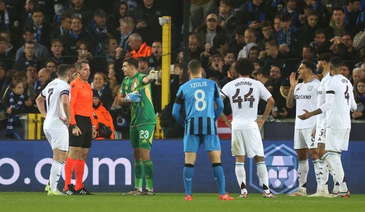 Fußball, CL, FC Brügge - Aston Villa - Club Brugge KV v Aston Villa, UEFA Champions League, League Phase, Jan Breydelstadion, Brugge, BELGIUM - 6th November 2024. Daniel Weir Crystal Pix Referee, Tobias Stieler awards Club Brugge a penalty kick after Tyrone Mings of Aston Villa handles the ball and argues with Emiliano Martinez of Aston Villa. - Club Brugge KV v Aston Villa, UEFA Champions League, League Phase, Jan Breydelstadion, Brugge, BELGIUM - 6th November 2024. Daniel Weir Crystal Pix Brugge Jan Breydelstadion BELGIUM Copyright: xDanxWeirx CP_Club_Brugge_Aston_Villa_35