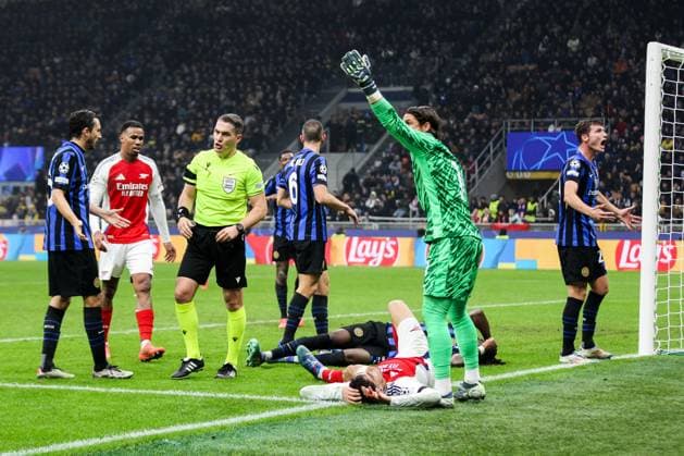 CALCIO - UEFA Champions League - Inter - FC Internazionale vs Arsenal FC accident on footbal Bukayo Saka (Arsenal FC) , UEFA Champions League - FC Internazionale vs Arsenal FC , Matchday 4 2024-25 game San Siro Stadium Milano , Italy, 06.11.2024.Photo by Marius Bunduc LiveMedia Milan Italy  Copyright: xIPAxSport ABACAx
