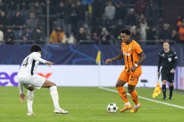 UEFA Champions League FC Shakhtar Donetsk BSC Young Boys 06 11 2024 Kevin FC Shakhtar Donetsk, 37 , Zachary Athekame BSC Young Boys, 24 UEFA Champions League FC Shakhtar Donetsk BSC Young Boys Arena AufSchalke, Gelsenkirchen 06 11 2024 Copyright: xBEAUTIFULxSPORTS Buriakovx