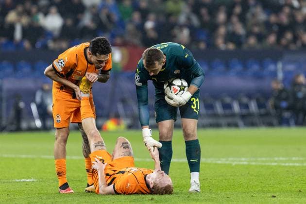 UEFA Champions League FC Shakhtar Donetsk BSC Young Boys 06 11 2024 Yukhym Konoplia FC Shakhtar Donetsk, 26 lying on the pitch, Marlon Gomes FC Shakhtar Donetsk, 30 , Dmytro Riznyk FC Shakhtar Donetsk, 31 helping him UEFA Champions League FC Shakhtar Donetsk BSC Young Boys Arena AufSchalke, Gelsenkirchen 06 11 2024 Copyright: xBEAUTIFULxSPORTS Buriakovx