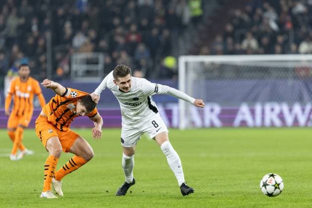 UEFA Champions League FC Shakhtar Donetsk BSC Young Boys 06 11 2024 Valeriy Bondar FC Shakhtar Donetsk, 5 , Lukasz Lakomy BSC Young Boys, 8 UEFA Champions League FC Shakhtar Donetsk BSC Young Boys Arena AufSchalke, Gelsenkirchen 06 11 2024 Copyright: xBEAUTIFULxSPORTS Buriakovx