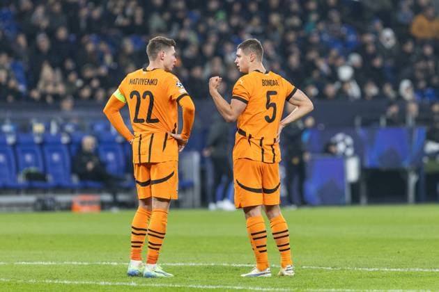 UEFA Champions League FC Shakhtar Donetsk BSC Young Boys 06 11 2024 Valeriy Bondar FC Shakhtar Donetsk, 5 , Mykola Matviyenko FC Shakhtar Donetsk, 22 in conversation UEFA Champions League FC Shakhtar Donetsk BSC Young Boys Arena AufSchalke, Gelsenkirchen 06 11 2024 Copyright: xBEAUTIFULxSPORTS Buriakovx