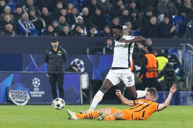 UEFA Champions League FC Shakhtar Donetsk BSC Young Boys 06 11 2024 Silvere Ganvoula BSC Young Boys, 35 , Valeriy Bondar FC Shakhtar Donetsk, 5 UEFA Champions League FC Shakhtar Donetsk BSC Young Boys Arena AufSchalke, Gelsenkirchen 06 11 2024 Copyright: xBEAUTIFULxSPORTS Buriakovx