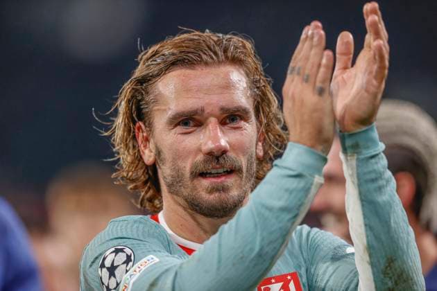 November 6, 2024, Paris, Paris, France: Antoine GRIEZMANN of Atletico madrid pay tribute to supporters at the end of the UEFA Champions League match between Paris Saint Germain and Atleico madrid at the Parc des Princes Stadium on November 6 2024.Paris - France Paris France - ZUMAb253 20241106_zsp_b253_039 Copyright: xLoicxBaratouxx
