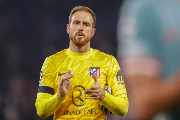 November 6, 2024, Paris, Paris, France: Jan OBLAK of Atletico madrid pay tribute to supporters at the end of the UEFA Champions League match between Paris Saint Germain and Atleico madrid at the Parc des Princes Stadium on November 6 2024.Paris - France Paris France - ZUMAb253 20241106_zsp_b253_055 Copyright: xLoicxBaratouxx