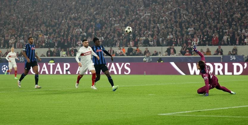 06 11 24 VfB Stuttgart Atalanta Bergamo Germany, Stuttgart, 06 11 2024, Football, UEFA Champions League, VfB Stuttgart Atalanta Bergamo v l Deniz Undav VfB Stuttgart , Odilon Kossounou, Marco Carnesecchi both Atalanta Bergamo