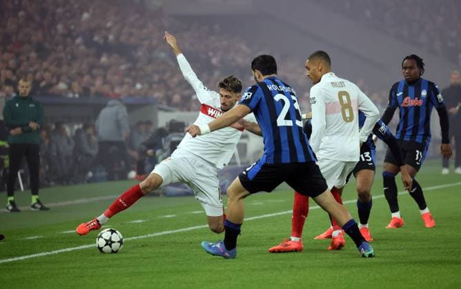 06 11 24 VfB Stuttgart Atalanta Bergamo Germany, Stuttgart, 06 11 2024, Football, UEFA Champions League, VfB Stuttgart Atalanta Bergamo v l Atakan Karazor VfB Stuttgart , Sead Kolasinac Atalanta Bergamo , Enzo Millot VfB Stuttgart