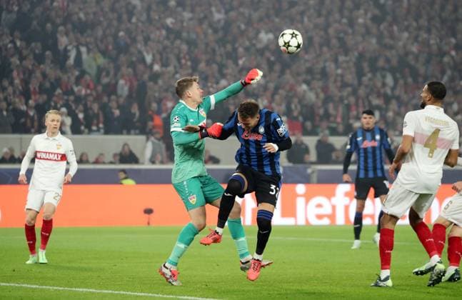 06 11 24 VfB Stuttgart Atalanta Bergamo Germany, Stuttgart, 06 11 2024, Football, UEFA Champions League, VfB Stuttgart Atalanta Bergamo v l Alexander Nübel VfB Stuttgart , Mateo Retegui Atalanta Bergamo