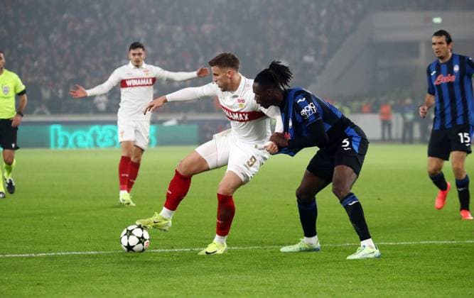 06 11 24 VfB Stuttgart Atalanta Bergamo Germany, Stuttgart, 06 11 2024, Football, UEFA Champions League, VfB Stuttgart Atalanta Bergamo v l Ermedin Demirovic VfB Stuttgart , Olidon Kossonou Atalanta Bergamo