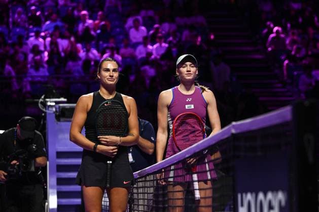 WTA, Tennis Damen Finals 2024 - Day 5 RIYADH, SAUDI ARABIA - NOVEMBER 06: Aryna Sabalenka (L) of Belarus and Elena Rybakina of Kazakhstan, pose for a picture ahead of their match, on Day 5 of the 2024 WTA Finals, part of the Hologic WTA Tour, held at King Saud University Indoor Arena on November 06, 2024, in Riyadh, Saudi Arabia. Riyadh Saudi Arabia  Copyright: xArturxWidakx originalFilename:widak-wtafinal241106_npku7.jpg