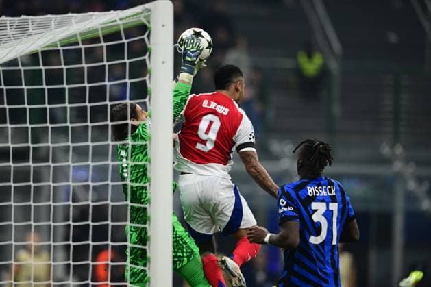 FC Internazionale Milano v Arsenal FC - UEFA Champions League 2024 25 League Phase MD4 Yann Sommer of Inter Milan and Gabriel Jesus of Arsenal battle for the ball during the Champions League match between Inter Milan and Arsenal at San Siro Stadium in Milan, Italy, on November 6, 2024. Milan Italy  Copyright: xAndreaxDiodatox originalFilename:diodato-atalanta241106_np7aN.jpg