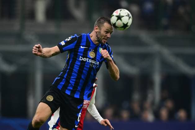 FC Internazionale Milano v Arsenal FC - UEFA Champions League 2024 25 League Phase MD4 Stefan de Vrij of Inter Milan is in action during the Champions League match between Inter Milan and Arsenal at San Siro Stadium in Milan, Italy, on November 6, 2024. Milan Italy  Copyright: xAndreaxDiodatox originalFilename:diodato-atalanta241106_nplH2.jpg