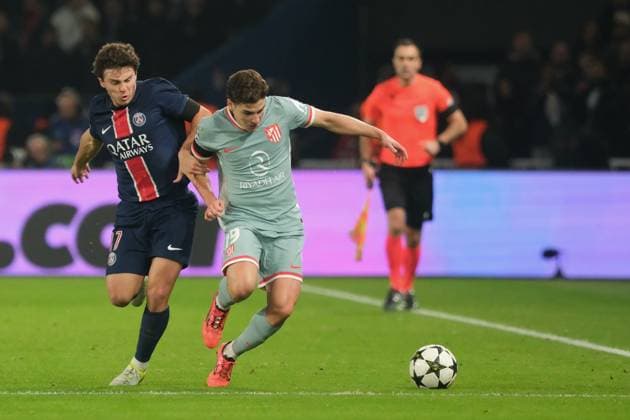 November 6, 2024, Paris, France: Atletico de Madrid Forward JULIAN ALVAREZ in action during the League phase MD4 of UEFA Champions League between Paris Saint Germain and Atletico de Madrid at the Parc des Princes Stadium - Paris - France..Atletico de Madrid won 2:1 Paris France - ZUMAp119 20241106_zaf_p119_018 Copyright: xPierrexSteveninx