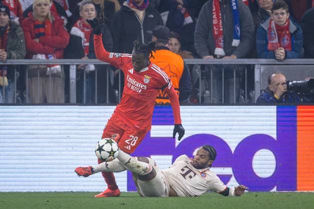 Munich, Germany, Novemberr 06st 2024: A duel between Serge Gnabry (7 Munich) and Issa KaborÃ (28 Benfica) during the UEFA Champions League football match between FC Bayern Munich and Benfica Lisbon at Allianz Arena in Munich, Germany. Philipp Kresnik (Philipp Kresnik SPP) Copyright: xPhilippxKresnikx xSPPx spp-en-PhKrSp-_KRE6775-Verbessert-RR