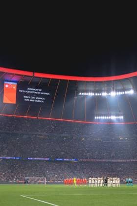 Munich, Germany, November 06st 2024: Minute of silence FC Bayern Munich and SL Benfica before the UEFA Champions League football match between FC Bayern Munich and Benfica Lisbon at Allianz Arena in Munich, Germany. Philipp Kresnik (Philipp Kresnik SPP) Copyright: xPhilippxKresnikx xSPPx spp-en-PhKrSp-_KRE8225-Verbessert-RR