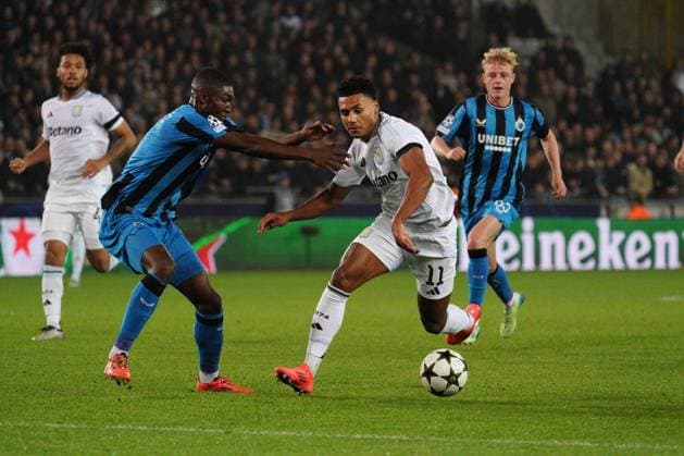 Fußball, CL, FC Brügge - Aston Villa Ollie Watkins of Aston Villa takes on Joel Ordonez of Club Brugge Club Brugge v Aston Villa, UEFA Champions League, Group Stage, Football, Jan Breydel Stadium, Brussels, Belgium - 06 Nov 2024 EDITORIAL USE ONLY No use with unauthorised audio, video, data, fixture lists, club league logos or live services. Online in-match use limited to 120 images, no video emulation. No use in betting, games or single club league player publications. Copyright: xDavexWinter Shutterstockx 14863799dz