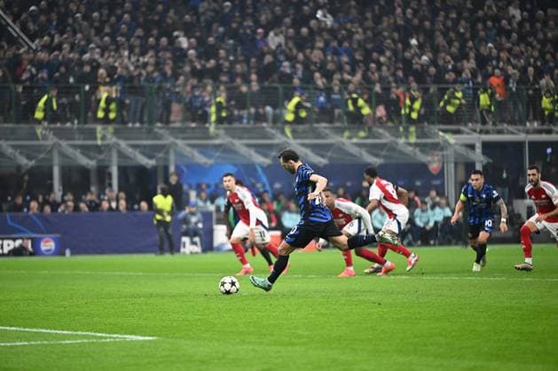 FC Internazionale Milano v Arsenal FC - UEFA Champions League 2024 25 League Phase MD4 Hakan Calhanoglu of FC Internazionale scores a penalty during the UEFA Champions League stage match Phase MD4 between Inter FC Internazionale and Arsenal FC, in Milan, Italy, on November 6, 2024, at Giuseppe Meazza San Siro stadium Milano Italy  Copyright: xTizianoxBallabiox originalFilename:ballabio-interfci241106_npHu7.jpg
