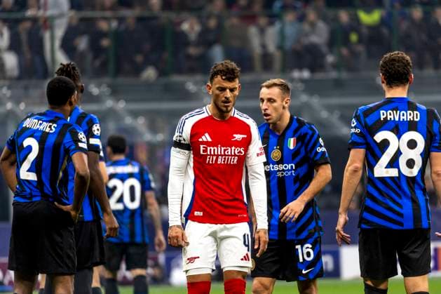 FC Internazionale Milano v Arsenal FC - UEFA Champions League 2024 25 League Phase MD4 Ben White plays during the UEFA Champions League 2024 25 match between FC Internazionale and FC Arsenal at Stadio Giuseppe Meazza in Milano, Italy, on November 6, 2024. Milano Milano Italy  Copyright: xMairoxCinquettix originalFilename:cinquetti-fcintern241106_np1X1.jpg