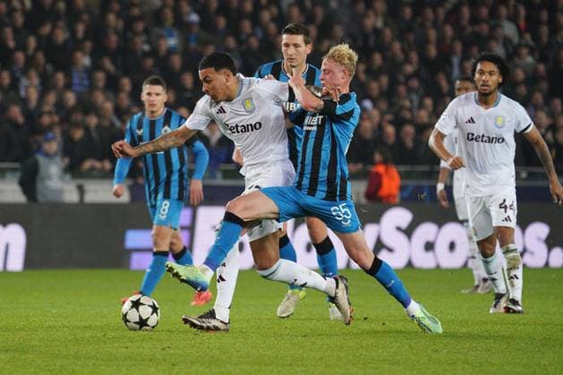 Fußball, CL, FC Brügge - Aston Villa Morgan Rogers of Aston Villa takes on Joaquin Seys of Club Brugge Club Brugge v Aston Villa, UEFA Champions League, Group Stage, Football, Jan Breydel Stadium, Brussels, Belgium - 06 Nov 2024 EDITORIAL USE ONLY No use with unauthorised audio, video, data, fixture lists, club league logos or live services. Online in-match use limited to 120 images, no video emulation. No use in betting, games or single club league player publications. Copyright: xDavexWinter Shutterstockx 14863799eq