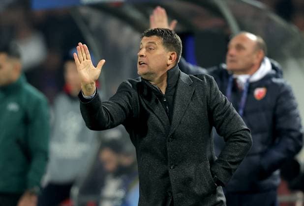 Fußball, CL, Roter Stern Belgrad - FC Barcelona (241107) -- BELGRADE, Nov. 7, 2024 -- Crvena Zvezda s head coach Vladan Milojevic gestures during the UEFA Champions League football match between Crvena Zvezda and Barcelona in Belgrade, Serbia, on Nov. 6, 2024. (Photo by Xinhua) (SP)SERBIA-BELGRADE-FOOTBALL-UEFA CHAMPIONS LEAGUE-CRVENA ZVEZDA VS BARCELONA PredragxMilosavljevic 
