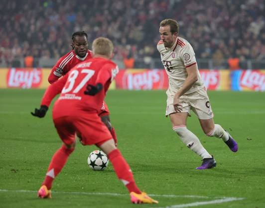 (241107) -- MUNICH, Nov. 7, 2024 -- Harry Kane (R) of Bayern Munich breaks through during the UEFA Champions League football match between Bayern Munich and Benfica in Munich, Germany, Nov. 6, 2024. (Photo by Xinhua) (SP)GERMANY-MUNICH-FOOTBALL-UEFA CHAMPIONS LEAGUE-BAYERN MUNICH VS BENFICA PhilippexRuiz 