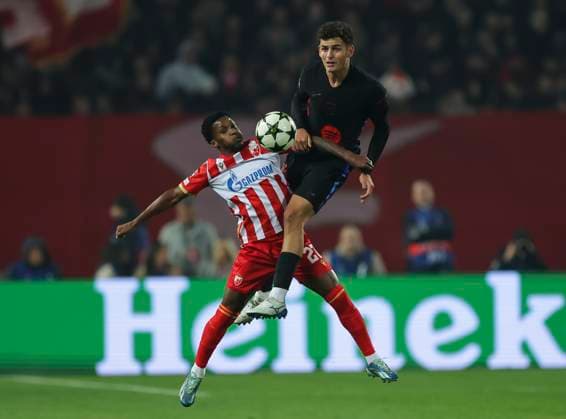 Crvena Zvezda v FC Barcelona, Barca - UEFA Champions League Sergi Dominguez (R) of Barcelona jump for the ball against Felicio Milson (L) of crvena Zvezda during the UEFA Champions League match Season 2024 2025 match between Crvena Zvezda and FC Barcelona at stadium Rajko Mitic on November 06, 2024 in Belgrade, Serbia. Beograd Serbia Copyright: xSrdjanxStevanovicx x