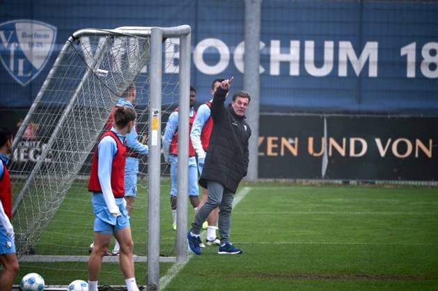 Sport Themen der Woche KW45 Sport Bilder des Tages Trainer Dieter Hecking (VfL Bochum) 07.11.2024, Fussball Saison 2024 2025, 1. Bundesliga, Training VfL Bochum Bochum Trainingsgelände Nordrhein Westfalen Deutschland *** Coach Dieter Hecking VfL Bochum 07 11 2024, Football season 2024 2025, 1 Bundesliga, Training VfL Bochum Bochum training ground North Rhine-Westphalia Germany Team2