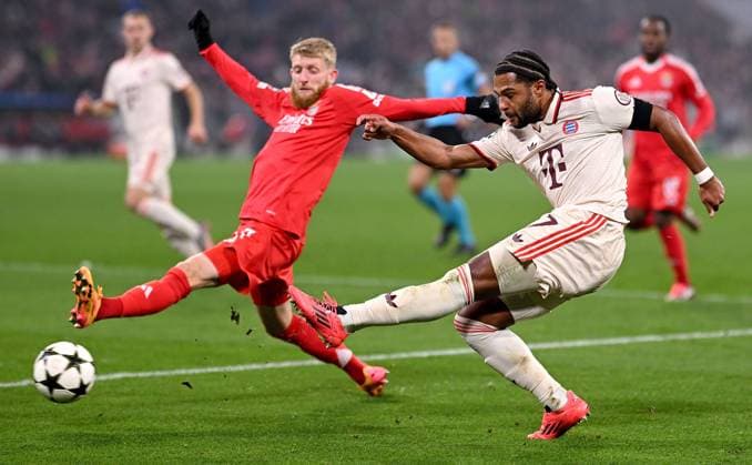 FOOTBALL CHAMPIONS LEAGUE SEASON 2024 2025 Preliminary Round 4 Matchday FC Bayern Muenchen Benfica Lisbon 06 11 2024 Jan Niklas Beste left, Benfica Lisbon v Serge Gnabry right, FC Bayern Muenchen
