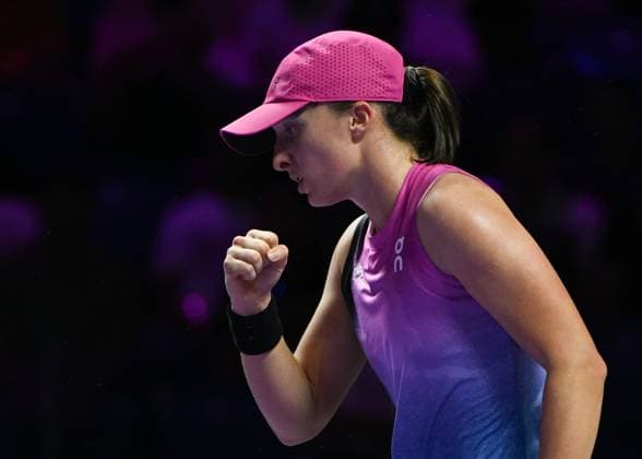 WTA, Tennis Damen Finals 2024 - Day 6 RIYADH, SAUDI ARABIA - NOVEMBER 07: Iga Swiatek of Poland during her match against Daria Kasatkina, on Day 6 of the 2024 WTA Finals, part of the Hologic WTA Tour, held at King Saud University Indoor Arena on November 07, 2024, in Riyadh, Saudi Arabia. Riyadh Saudi Arabia  Copyright: xArturxWidakx originalFilename:widak-wtafinal241107_npckq.jpg