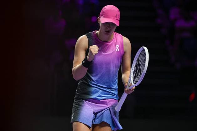 WTA, Tennis Damen Finals 2024 - Day 6 RIYADH, SAUDI ARABIA - NOVEMBER 07: Iga Swiatek of Poland during her match against Daria Kasatkina, on Day 6 of the 2024 WTA Finals, part of the Hologic WTA Tour, held at King Saud University Indoor Arena on November 07, 2024, in Riyadh, Saudi Arabia. Riyadh Saudi Arabia  Copyright: xArturxWidakx originalFilename:widak-wtafinal241107_npITp.jpg