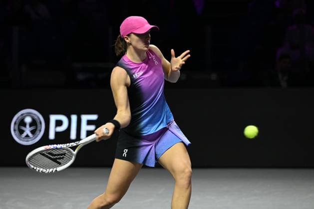 WTA, Tennis Damen Finals 2024 - Day 6 RIYADH, SAUDI ARABIA - NOVEMBER 07: Iga Swiatek of Poland during her match against Daria Kasatkina, on Day 6 of the 2024 WTA Finals, part of the Hologic WTA Tour, held at King Saud University Indoor Arena on November 07, 2024, in Riyadh, Saudi Arabia. Riyadh Saudi Arabia  Copyright: xArturxWidakx originalFilename:widak-wtafinal241107_npPDc.jpg