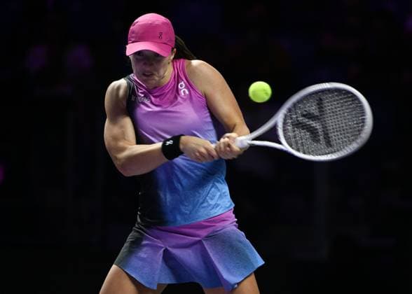 WTA, Tennis Damen Finals 2024 - Day 6 RIYADH, SAUDI ARABIA - NOVEMBER 07: Iga Swiatek of Poland during her match against Daria Kasatkina, on Day 6 of the 2024 WTA Finals, part of the Hologic WTA Tour, held at King Saud University Indoor Arena on November 07, 2024, in Riyadh, Saudi Arabia. Riyadh Saudi Arabia  Copyright: xArturxWidakx originalFilename:widak-wtafinal241107_nprxP.jpg