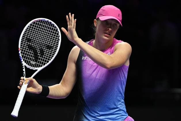 WTA, Tennis Damen Finals 2024 - Day 6 RIYADH, SAUDI ARABIA - NOVEMBER 07: Iga Swiatek of Poland during her match against Daria Kasatkina, on Day 6 of the 2024 WTA Finals, part of the Hologic WTA Tour, held at King Saud University Indoor Arena on November 07, 2024, in Riyadh, Saudi Arabia. Riyadh Saudi Arabia  Copyright: xArturxWidakx originalFilename:widak-wtafinal241107_npUSW.jpg