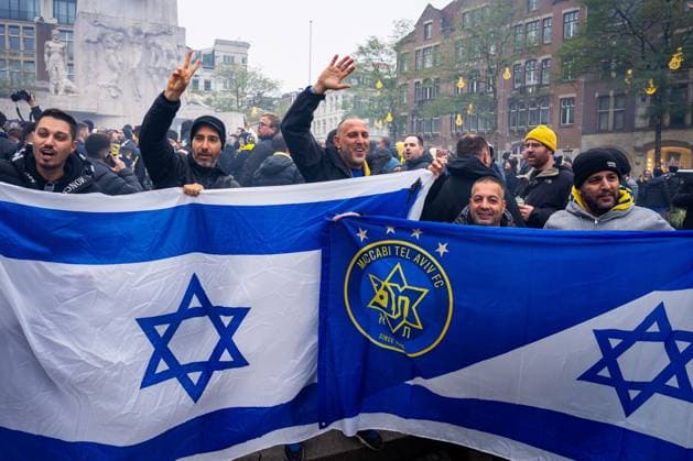 AMSTERDAM - Supporters of Maccabi Tel Aviv with Israeli flags at De Dam. Ahead of the Ajax - Maccabi Tel Aviv match, several parts of Amsterdam have been designated a security risk area. ANP JEROEN JUMELET xVIxANPxSportx xxANPxIVx 512899408 originalFilename: 512899408.jpg