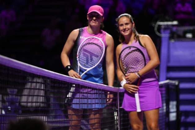 WTA, Tennis Damen Finals 2024 - Day 6 RIYADH, SAUDI ARABIA - NOVEMBER 07: Iga Swiatek (L) of Poland pose for a photo with Daria Kasatkina (R), on Day 6 of the 2024 WTA Finals, part of the Hologic WTA Tour, held at King Saud University Indoor Arena on November 07, 2024, in Riyadh, Saudi Arabia. Riyadh Saudi Arabia  Copyright: xArturxWidakx originalFilename:widak-wtafinal241107_npzkD.jpg