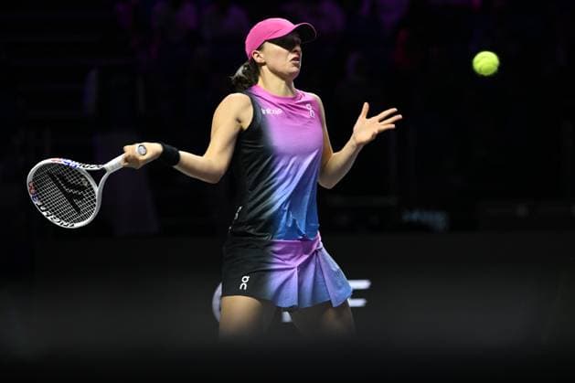 WTA, Tennis Damen Finals 2024 - Day 6 RIYADH, SAUDI ARABIA - NOVEMBER 07: Iga Swiatek of Poland during her match against Daria Kasatkina, on Day 6 of the 2024 WTA Finals, part of the Hologic WTA Tour, held at King Saud University Indoor Arena on November 07, 2024, in Riyadh, Saudi Arabia. Riyadh Saudi Arabia  Copyright: xArturxWidakx originalFilename:widak-wtafinal241107_npyn7.jpg