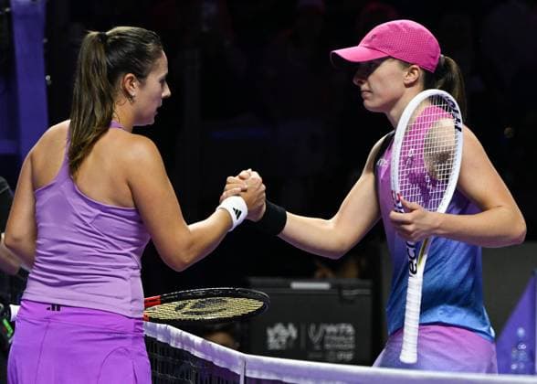 WTA, Tennis Damen Finals 2024 - Day 6 RIYADH, SAUDI ARABIA - NOVEMBER 07: Daria Kasatkina congratulates Iga Swiatek of Poland after their match, on Day 6 of the 2024 WTA Finals, part of the Hologic WTA Tour, held at King Saud University Indoor Arena on November 07, 2024, in Riyadh, Saudi Arabia. Riyadh Saudi Arabia  Copyright: xArturxWidakx originalFilename:widak-wtafinal241107_npNKR.jpg