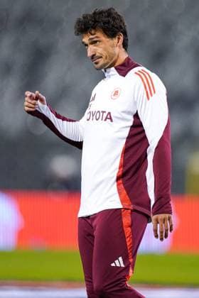 2024-11-07 R. Union Saint-Gilloise v AS Roma - UEFA Europa League 2024 25 League Phase MD4 BRUSSELS, BELGIUM - NOVEMBER 7: Mats Hummels of AS Roma looks up during the UEFA Europa League 2024 25 League Phase MD4 match between R. Union Saint-Gilloise and AS Roma at King Baudouin Stadium on November 7, 2024 in Brussels, Belgium. (Photo by Joris Verwijst BSR Agency) Brussels Belgium Content not available for redistribution in The Netherlands directly or indirectly through any third parties. Copyright: xBSRxAgencyx