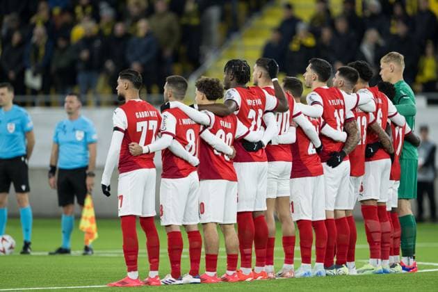 241107 Players of Braga during a minute of silence in memory of the flood victims in Valencia ahead of the Europa League match between Elfsborg and Braga on November 7, 2024 in Boras Photo Jörgen Jarnberger BILDBYRAN COP 112 JJ0415 fotboll football soccer fotball uefa europa league europa league elfsborg braga bbeng  Copyright: JÖRGENxJARNBERGER BB241107JJ009