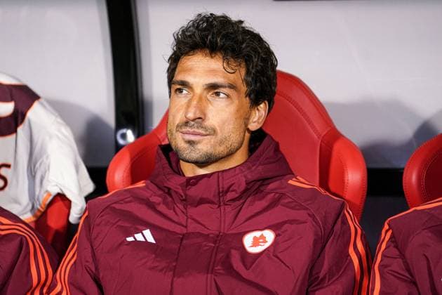 Sport Themen der Woche KW45 Sport Bilder des Tages 2024-11-07 R. Union Saint-Gilloise v AS Roma - UEFA Europa League 2024 25 League Phase MD4 BRUSSELS, BELGIUM - NOVEMBER 7: Mats Hummels of AS Roma on the bench looks up during the UEFA Europa League 2024 25 League Phase MD4 match between R. Union Saint-Gilloise and AS Roma at King Baudouin Stadium on November 7, 2024 in Brussels, Belgium. (Photo by Joris Verwijst BSR Agency) Brussels Belgium Content not available for redistribution in The Netherlands directly or indirectly through any third parties. Copyright: xBSRxAgencyx